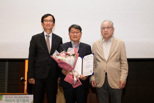 왼쪽부터 대한신경정신의학회 오강섭 이사장, 오정신건강의학과의원 이상훈 원장, 동화약품 윤도준 회장<동화약품 제공>